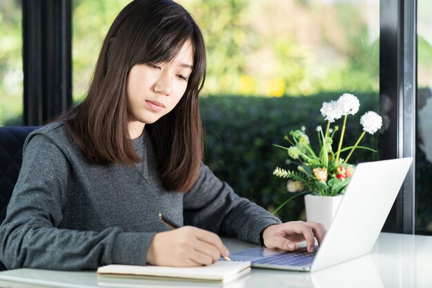 Adolescent étudiant Utilisant Un Ordinateur Portable à Faire Ses Devoirs à La Maison