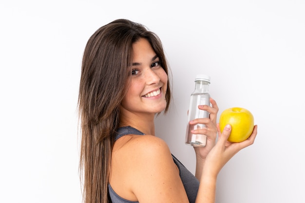 Adolescent femme brésilienne avec une pomme et une avec une bouteille d'eau