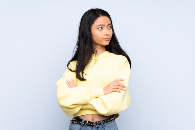 Adolescent femme chinoise isolée sur bleu