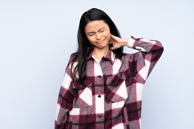 Adolescent femme chinoise isolée sur bleu