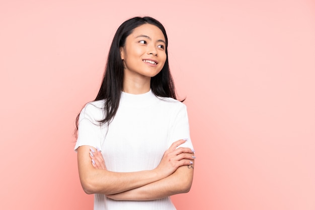 Adolescent femme chinoise isolée heureux et souriant