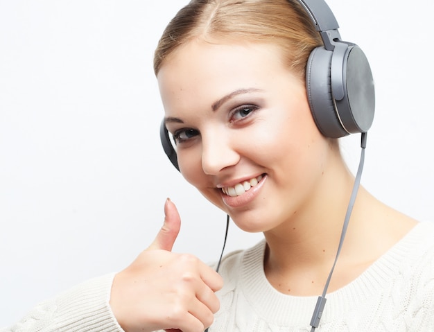 Adolescent femme écoutant de la musique avec des écouteurs