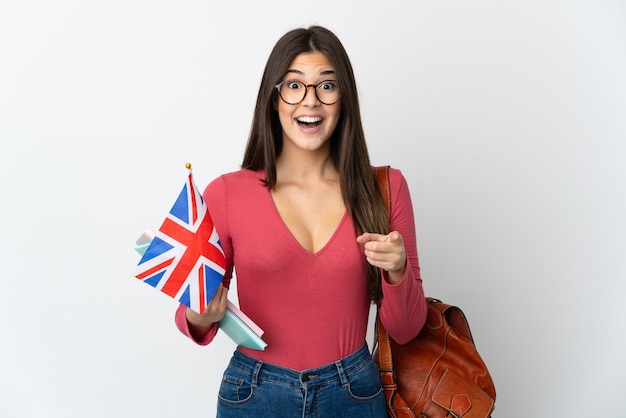 Adolescent fille brésilienne tenant un drapeau du Royaume-Uni isolé