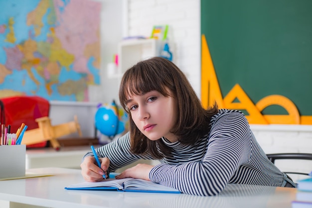 Adolescent fille dessin photo en classe gros plan visage adolescent apprend en classe sur fond de