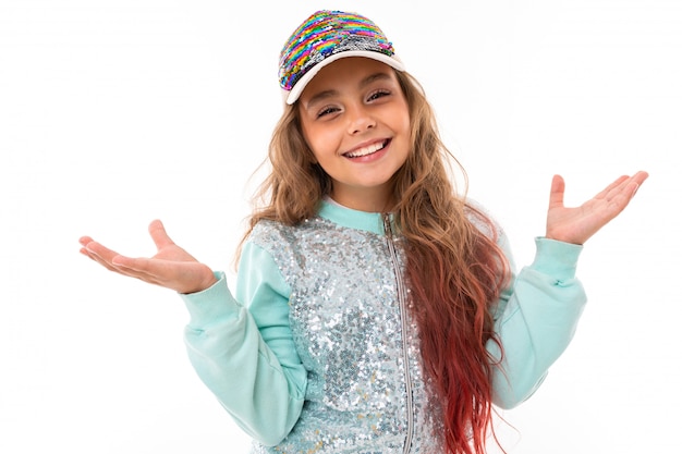 Adolescent fille avec long haiir en costume de sport sourit isolé sur mur blanc