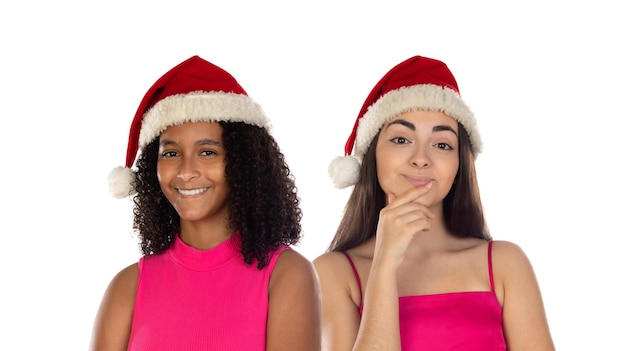 Adolescent filles ami en chapeau de Noël isolé sur fond blanc