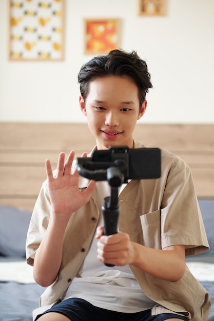 Adolescent filmant une vidéo