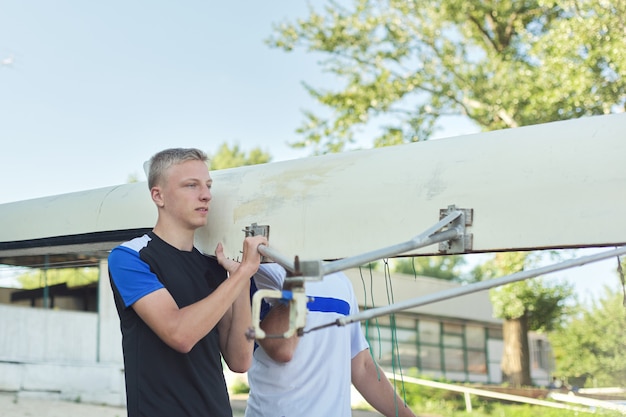 Adolescent garçon avec kayak de bateau de sport, sports nautiques