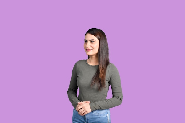 Adolescent heureux étudiant fille isolée sur fond violet modèle pakistanais indien