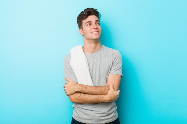 Adolescent jeune fitness homme souriant confiant avec les bras croisés.