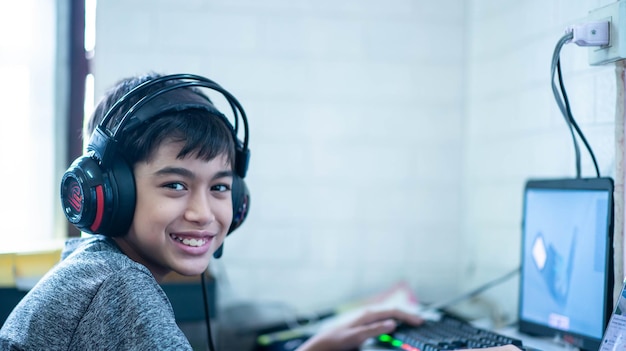 Photo adolescent jouant à un jeu d'ordinateur avec un casque