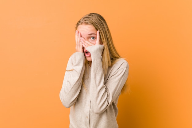 Adolescent mignon et naturel femme cligner des yeux effrayé et nerveux.