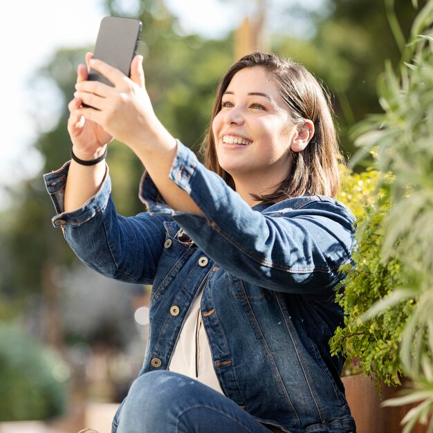 Adolescent occasionnel parlant un selfie à l'extérieur