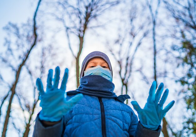 Adolescent portant des gants et un masque en caoutchouc médical