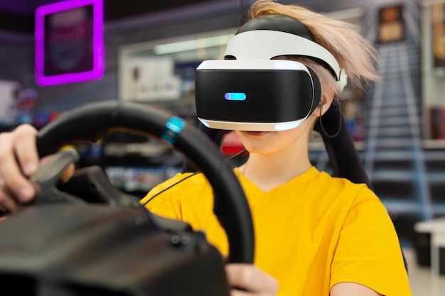 Adolescent portant des lunettes de réalité virtuelle qui s'accroche au volant et joue