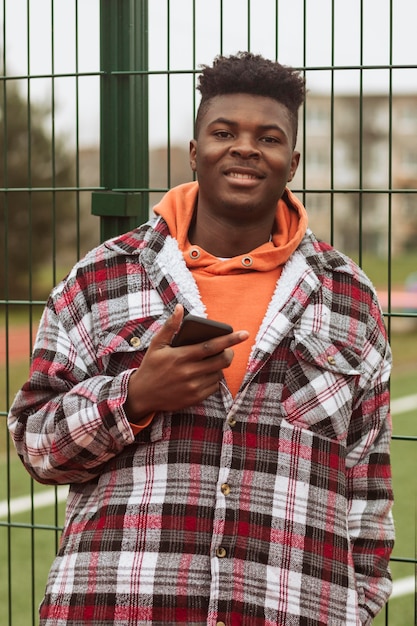 Photo adolescent posant sur le terrain de basket