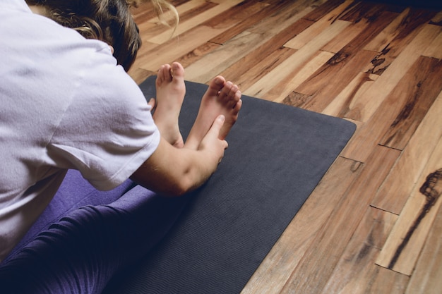 Photo adolescent pratiquant le yoga à la maison