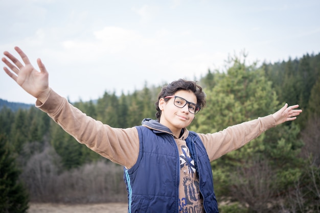 Adolescent, randonnée, apprécier, montagne, forêt