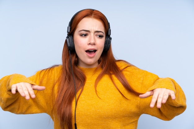 Adolescent rousse femme écoutant de la musique et de la danse