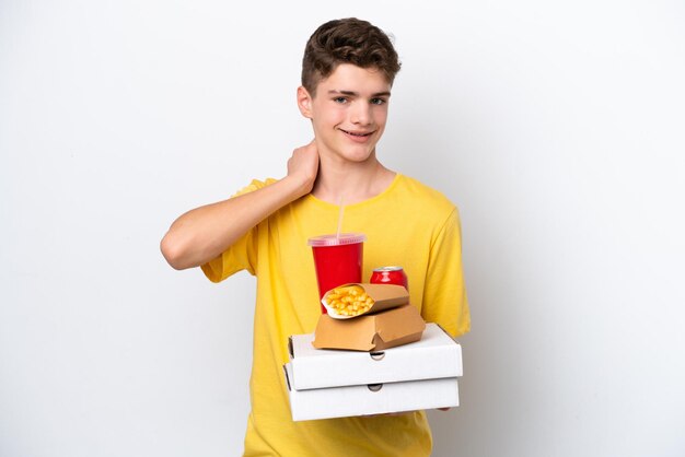 Adolescent russe man holding fast food isolé sur fond blanc en riant