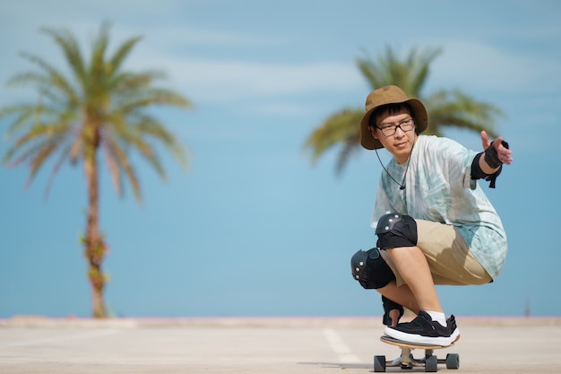 Adolescent s'amusant avec skateboard