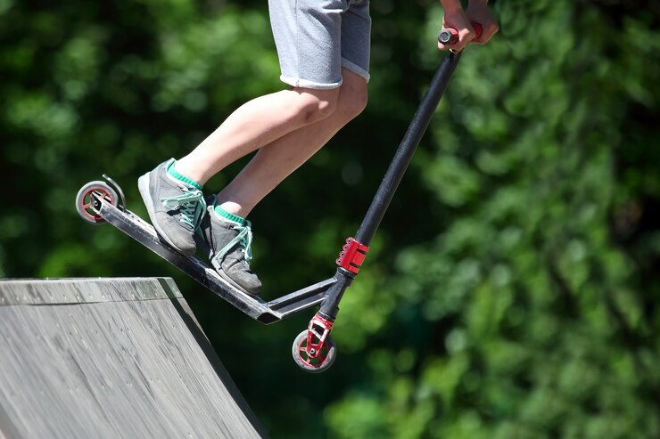Photo un adolescent saute sur une colline spéciale sur le scooter