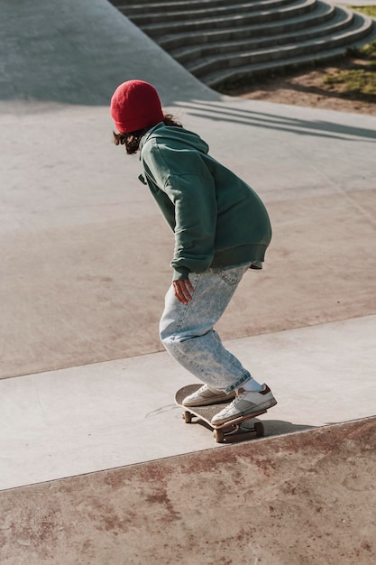 Adolescent avec skateboard s'amusant à l'extérieur