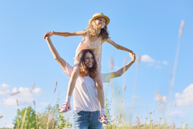 Adolescent sœurs heureux et plus jeune rire et s'amuser