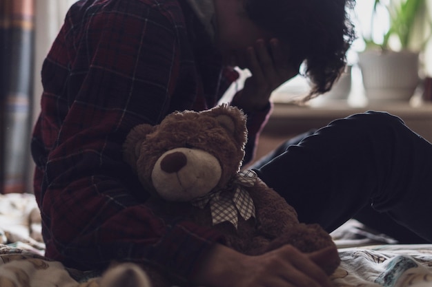 Adolescent solitaire triste ayant des problèmes et pleurer dans la chambre b