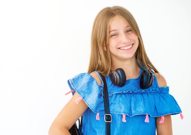 Adolescent souriant isolé sur blanc