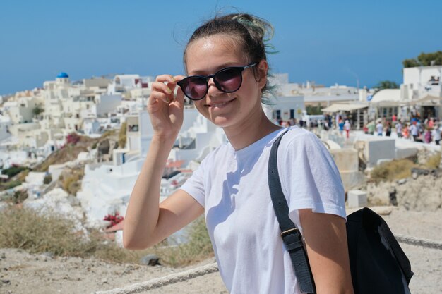 Adolescent souriant posant sur l'île de Santorin, d'Oia, Grèce