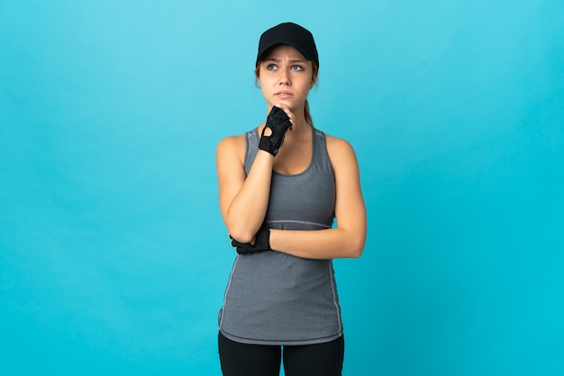 Adolescent sport femme russe isolée ayant des doutes et de la pensée