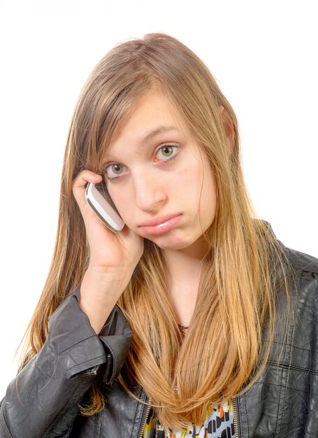 Un adolescent avec un téléphone portable