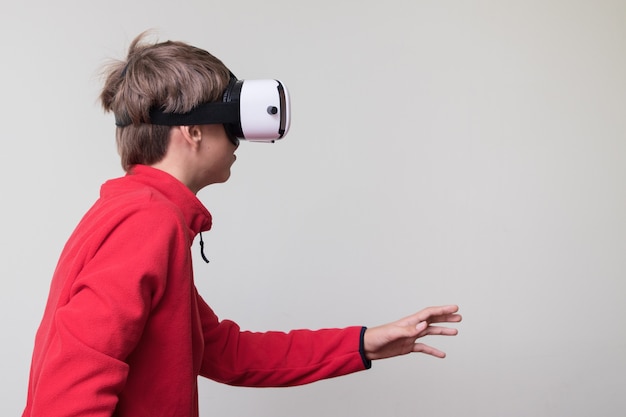 Adolescent utilise des lunettes de réalité virtuelle isolées