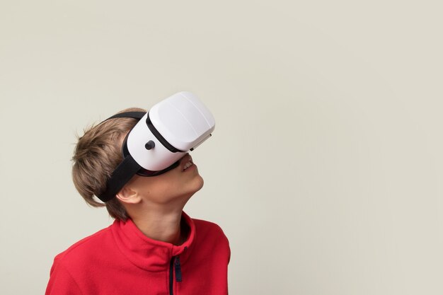 Adolescent utilise des lunettes de réalité virtuelle isolées