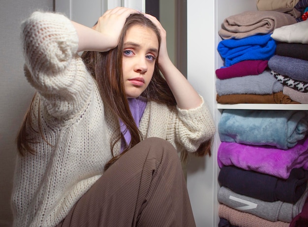 Photo adolescente accro du shopping luttant pour choisir la tenue