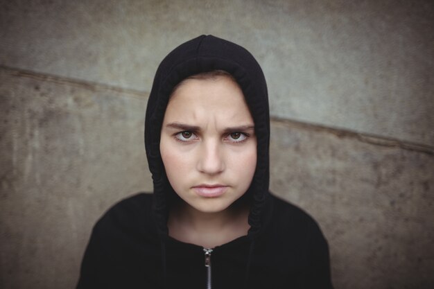 Adolescente Anxieuse En Veste à Capuche Noire Debout à L'école