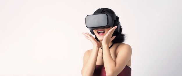 Adolescente asiatique portant un casque de réalité virtuelle ou de réalité virtuelle pour entrer dans le monde de la simulation numérique pour apprendre et voyager ou jouer et plus encore.