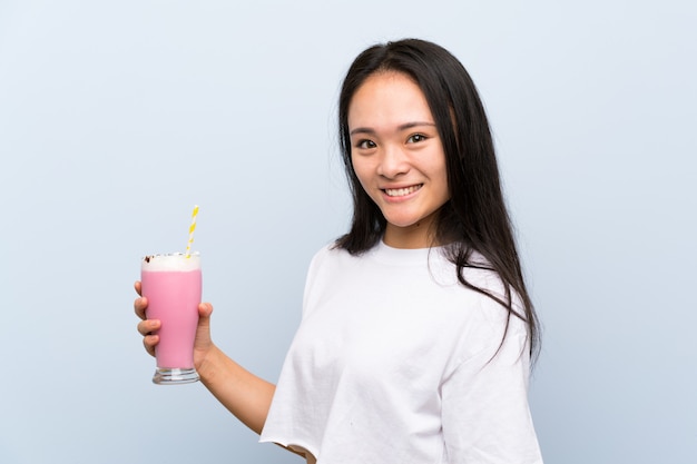 Adolescente Asiatique Tenant Un Milkshake à La Fraise Souriant Beaucoup