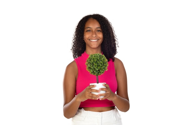 Adolescente aux cheveux afro portant un t-shirt rose