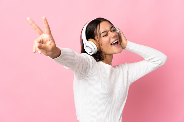 Adolescente sur bleu écoute de la musique et du chant