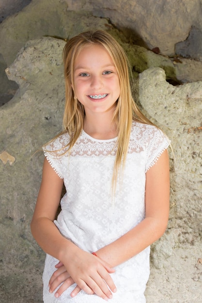 Photo adolescente blonde jeune fille à l'extérieur souriant à la caméra