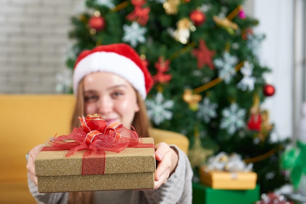 Adolescente avec cadeau de Noël