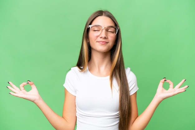 Adolescente caucasienne sur fond isolé dans une pose zen