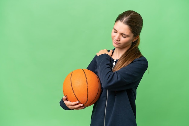 Adolescente caucasienne jouant au basket-ball sur fond isolé souffrant de douleur à l'épaule pour avoir fait un effort