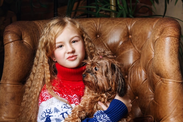 adolescente, à, chien, dans, chaise cuir