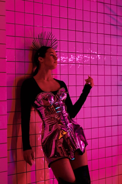 Adolescente contemporaine en robe de scène futuriste prenant part à la performance