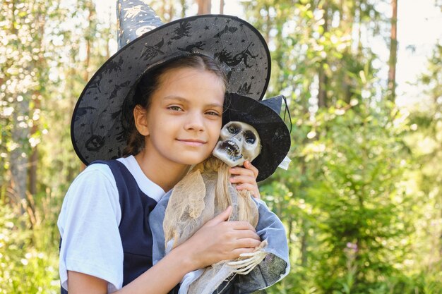 Photo adolescente en costume de sorcière dans le parc