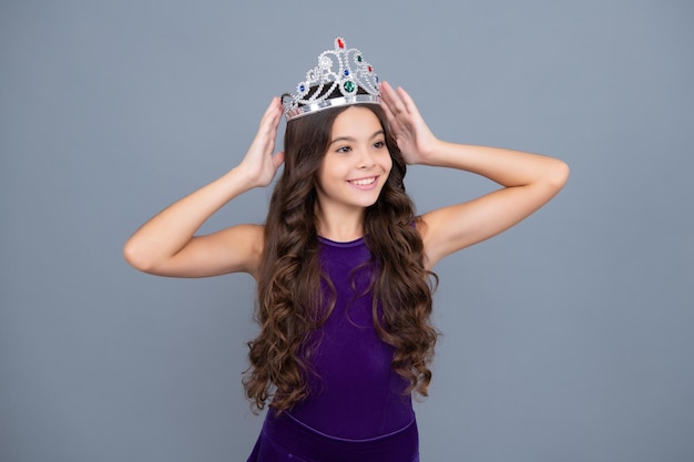 Adolescente en couronne de reine isolée sur fond gris Princesse fille en diadème Adolescente porter diadème Heureuse fille face à des émotions positives et souriantes