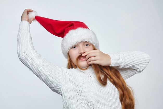 adolescente dans un bonnet de noel